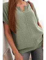 Dámská bavlněná oversize halenka s výstřihem do V a krajkou khaki Dámská bavlněná oversize halenka s výstřihem do V a krajkou khaki