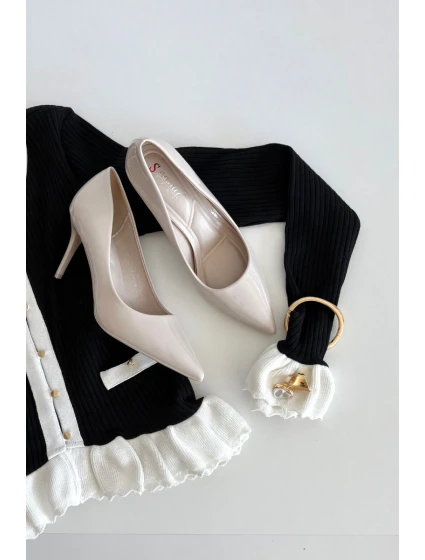 Lakované dámské lodičky z eko kůže s špičatou špičkou Jadira – světle béžové Lakované dámské lodičky z eko kůže s špičatou špičkou Jadira – světle béžové