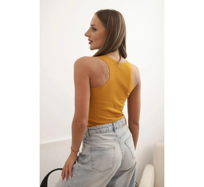 Dámská pruhovaná top na ramínkách s ozdobnou nášivkou hořčicová