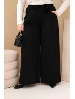 Dámské kalhoty Plus Size se širokým nohavicí a ozdobným květem v pase černé