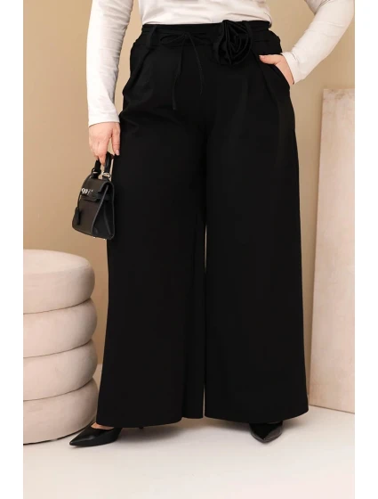 Dámské kalhoty Plus Size se širokým nohavicí a ozdobným květem v pase černé