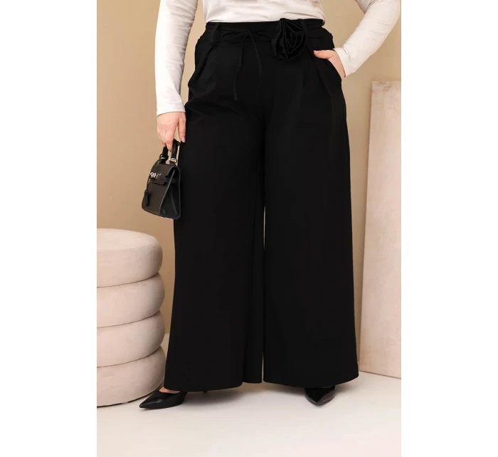 Dámské kalhoty Plus Size se širokým nohavicí a ozdobným květem v pase černé