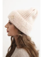 Dámská zimní čepice z huňaté pleteniny a s knoflíkem pudrově růžová model 21441814 - K-Fashion Dámská zimní čepice z huňaté pleteniny a s knoflíkem pudrově růžová model 21441814 - K-Fashion