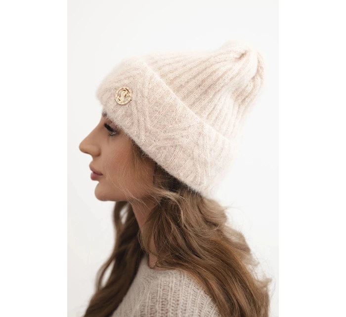 Dámská zimní čepice z huňaté pleteniny a s knoflíkem pudrově růžová model 21441814 - K-Fashion Dámská zimní čepice z huňaté pleteniny a s knoflíkem pudrově růžová model 21441814 - K-Fashion