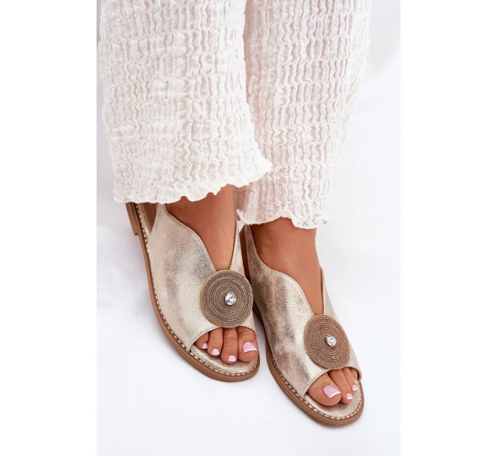 Lesklé Dámské Sandály S Dekorativním Detalem model 21691490 Zlaté - S.Barski Lesklé Dámské Sandály S Dekorativním Detalem model 21691490 Zlaté - S.Barski