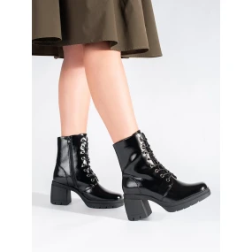 Moderní dámské  kotníčkové boty černé na plochém podpatku