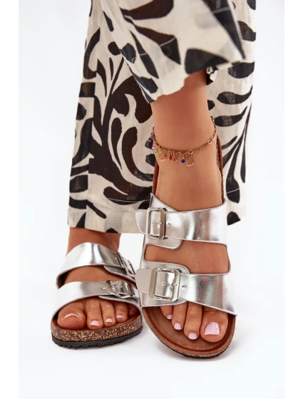 Dámské Pantofle Na Korkové Platformě S Přezkami Stříbrné model 21704298 - EVENTO Dámské Pantofle Na Korkové Platformě S Přezkami Stříbrné model 21704298 - EVENTO