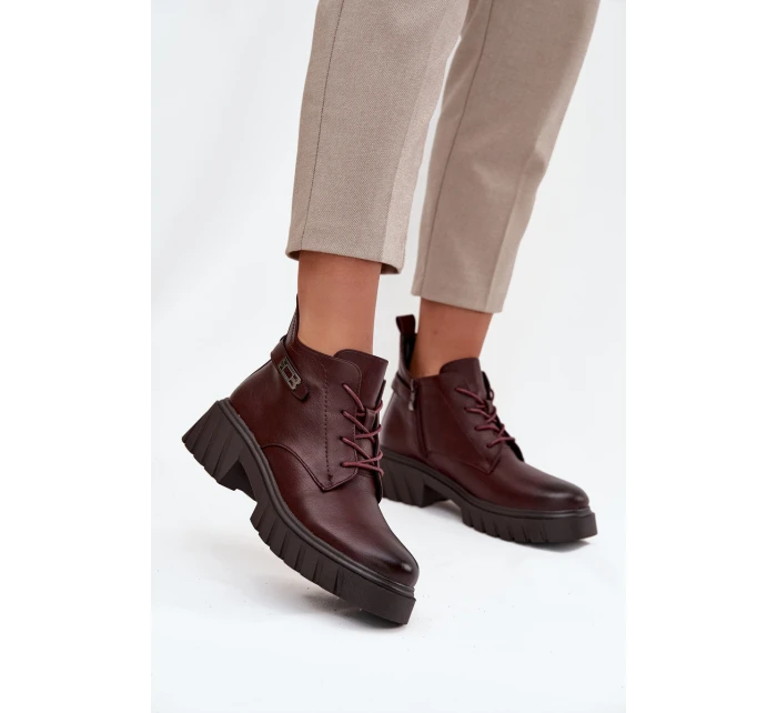 Nízké zateplené dámské kotníkové boty na klínku s ozdobným páskem bordó model 21712788 - Boto