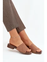 Ženské pantofle na plochém podpatku se zlatými přezkami Hnědé Girella Ženské pantofle na plochém podpatku se zlatými přezkami Hnědé Girella