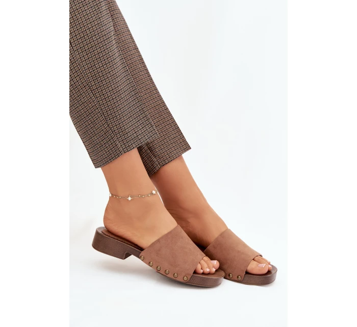 Ženské pantofle na plochém podpatku se zlatými přezkami Hnědé Girella Ženské pantofle na plochém podpatku se zlatými přezkami Hnědé Girella