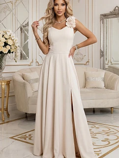 model 22067486 Elegantní večerní maxi šaty s rozparkem a růžemi béžové - numoco