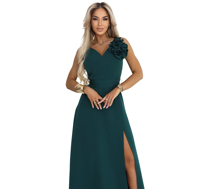 669-1 Romantické maxi šaty s květinou na rameni a rozparkem - lahvově zelené