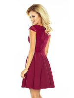 Rozšířené šaty s krajkou v bordó barvě model 5488747 - numoco