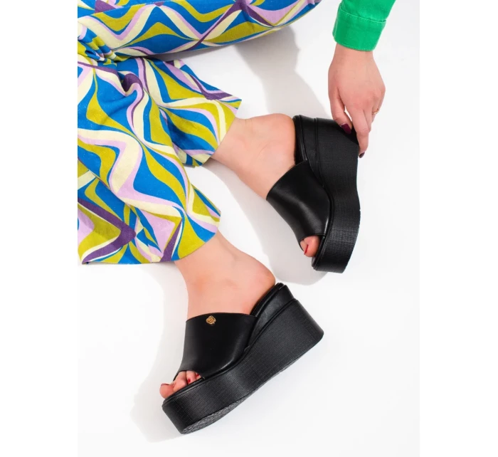 Exkluzívní černé dámské nazouváky na klínku Exkluzívní černé dámské nazouváky na klínku