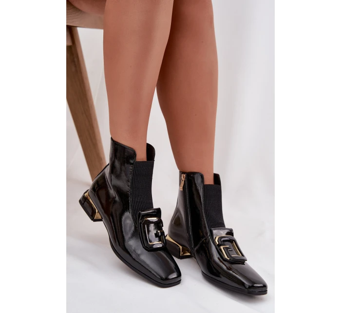 Kožené lakované dámské kotníkové boty na nízkém podpatku s ozdobou model 21715514 Černé - D&A