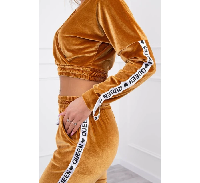 Velurová souprava s nápisem Queen camel Velurová souprava s nápisem Queen camel
