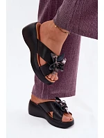 Kožené platformové pantofle s ozdobnou květinou Vinceza 41511 Černé