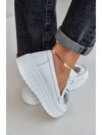 Kožené dámské mokasíny s třásněmi na platformě a klínu bílé model 21685448 - EVENTO