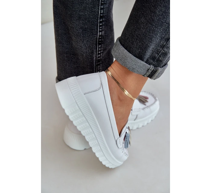 Kožené dámské mokasíny s třásněmi na platformě a klínu bílé model 21685448 - EVENTO