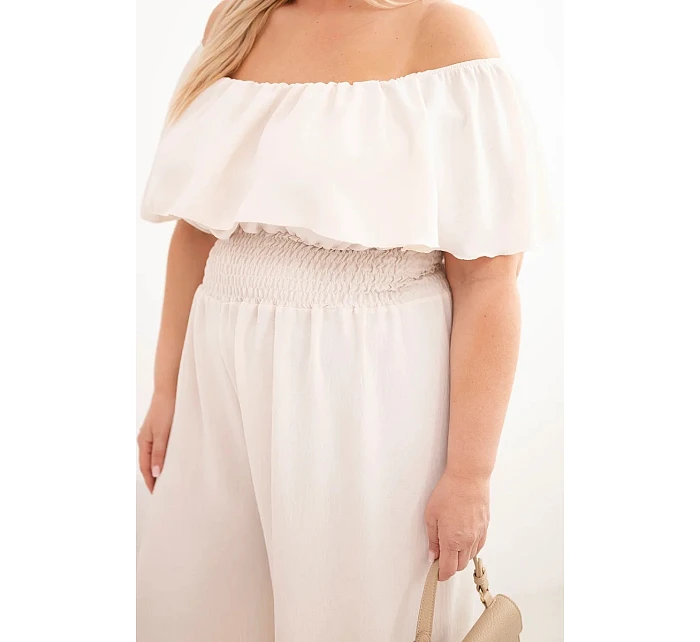 Dámská kombinéza Plus Size s model 22092410 výstřihem, volánem a širokými nohavicemi béžový - K-Fashion