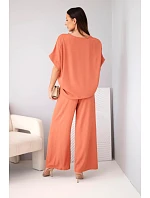 Dámský komplet z viskózy s ozdobnou květinou a širokými kalhotami model 22264563 - K-Fashion Dámský komplet z viskózy s ozdobnou květinou a širokými kalhotami model 22264563 - K-Fashion