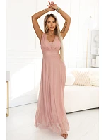 Dlouhé maxi šaty s a hlubokým výstřihem pudrově růžové model 22085441 - numoco basic Dlouhé maxi šaty s a hlubokým výstřihem pudrově růžové model 22085441 - numoco basic