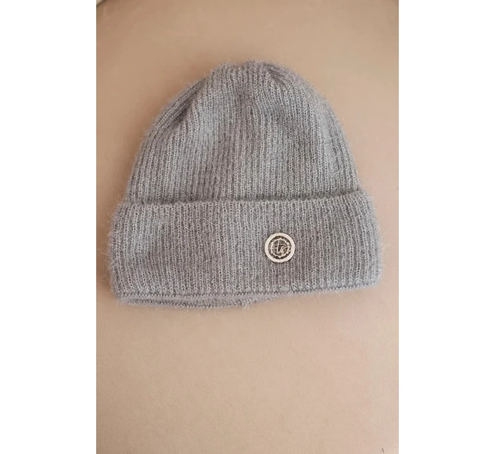 Dámská zimní čepice model 21441800 s ozdobným knoflíkem tmavě šedá - K-Fashion Dámská zimní čepice model 21441800 s ozdobným knoflíkem tmavě šedá - K-Fashion