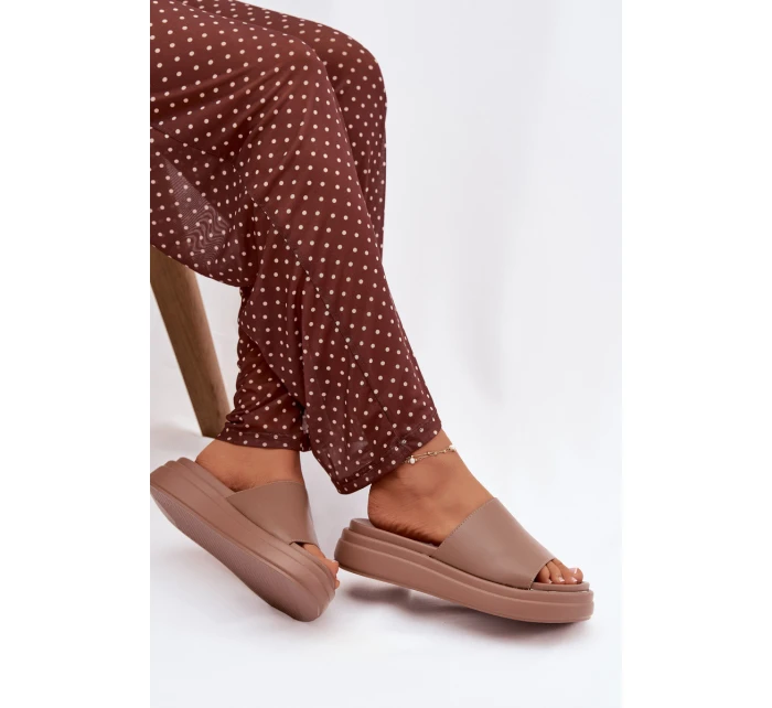 Dámské pantofle na platformě tmavě béžové model 21918985 - Boto Dámské pantofle na platformě tmavě béžové model 21918985 - Boto