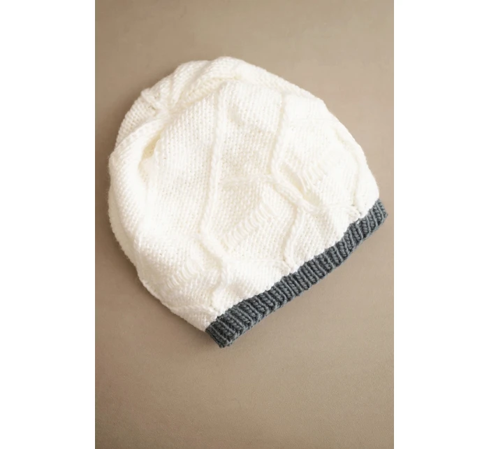 Dámská zimní čepice z vlny s proplétaným vzorem K443 bílá