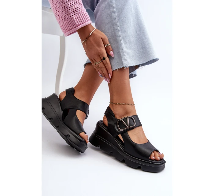 Dámské sandály na klínové podrážce a platformě z ekokože černé Triaola