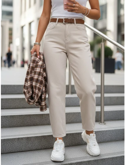 Jeansy damskie z wysokim stanem mom fit z paskiem beżowe FashionStreet UY2918