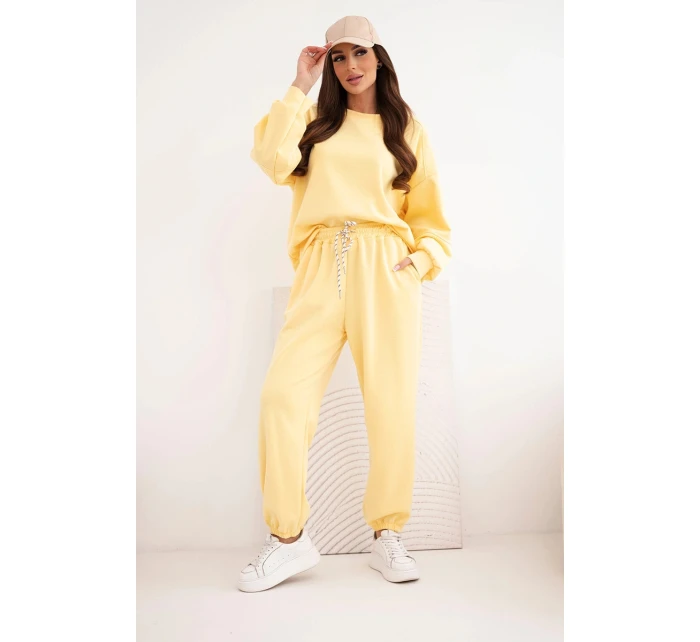 Dámský máslový komplet s volnou mikinou a kalhotami s nápisem LOVE žlutý Dámský máslový komplet s volnou mikinou a kalhotami s nápisem LOVE žlutý