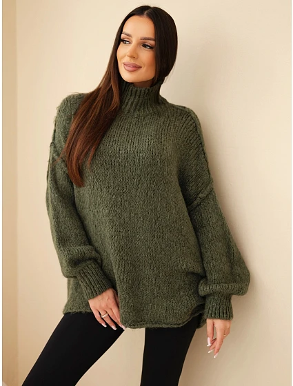 Dámský oversize svetr s přídavkem vlny s rolákem a širokými rukávy khaki Dámský oversize svetr s přídavkem vlny s rolákem a širokými rukávy khaki