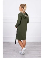 Šaty s kapucí a khaki potiskem Šaty s kapucí a khaki potiskem