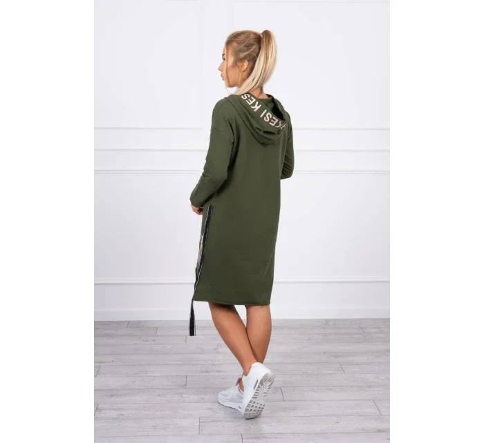 Šaty s kapucí a khaki potiskem Šaty s kapucí a khaki potiskem