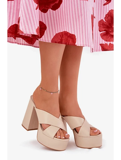 Dámské sandály na platformě s podpatkem Béžová Shoes model 21471948 - Inello Dámské sandály na platformě s podpatkem Béžová Shoes model 21471948 - Inello