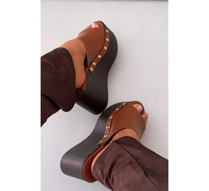 Dámské nazouváky na platformě s přezkami Camel model 21918838 - Boto Dámské nazouváky na platformě s přezkami Camel model 21918838 - Boto