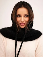 Dámská čepice s kapucí a pleteným vzorem černá