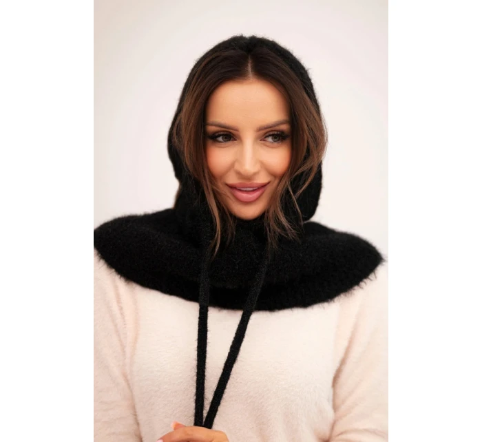 Dámská čepice s kapucí a pleteným vzorem černá