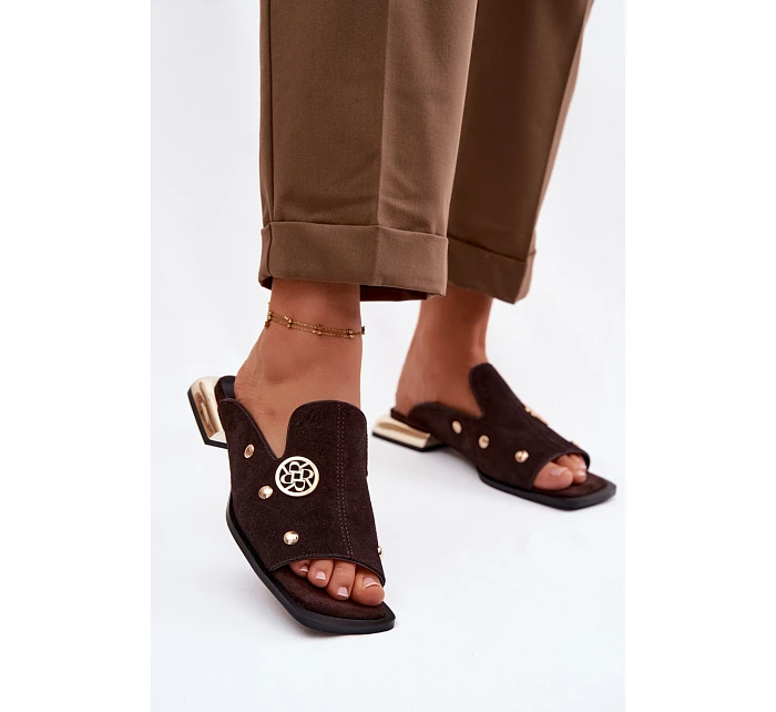 Semišové pantofle s zlatými ozdobami D&A model 22100293 Čokoládové - S.Barski Semišové pantofle s zlatými ozdobami D&A model 22100293 Čokoládové - S.Barski