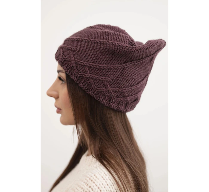 Dámská zimní čepice s ozdobným pletením a klasickým střihem K372 tmavě fialová