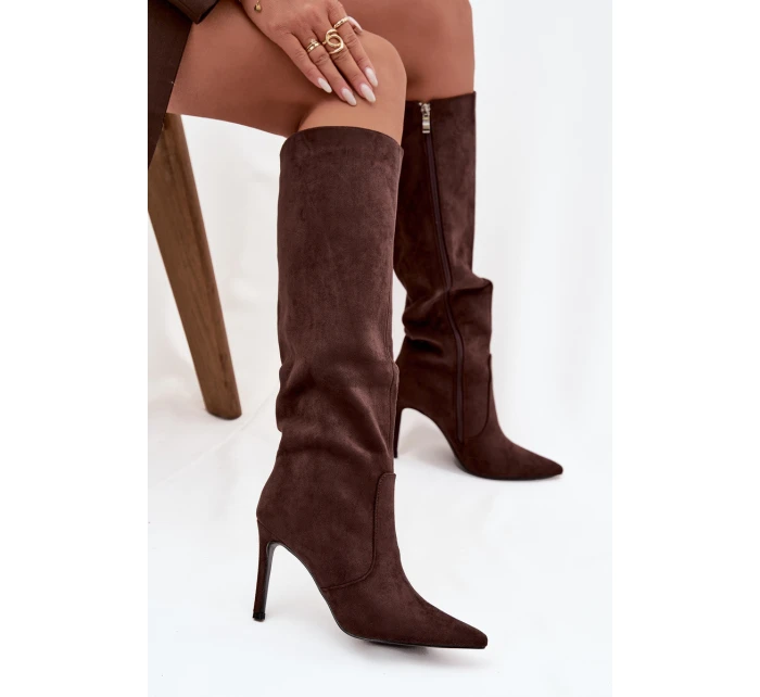 Zateplené dámské kozačky na jehlovém podpatku z eko semiše čokoládové model 21728457 - Boto Zateplené dámské kozačky na jehlovém podpatku z eko semiše čokoládové model 21728457 - Boto