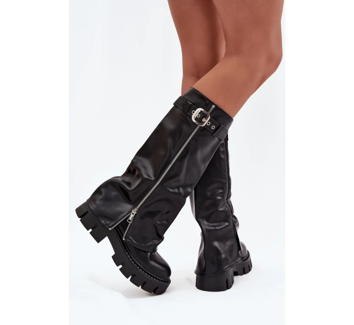 Dámské zateplené kozačky s vyhrnutou holení, přezkou a stříbrným zipem Armena – černé, eko semiš Dámské zateplené kozačky s vyhrnutou holení, přezkou a stříbrným zipem Armena – černé, eko semiš