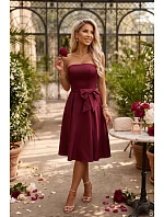 – elegantní midi šaty bez ramínek ve stylu s mašlí – bordó model 22405098 - numoco – elegantní midi šaty bez ramínek ve stylu s mašlí – bordó model 22405098 - numoco
