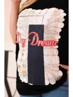 Dámská bavlněná halenka Plus Size s potiskem „Day Dream“ černá + tmavě modrá Dámská bavlněná halenka Plus Size s potiskem „Day Dream“ černá + tmavě modrá