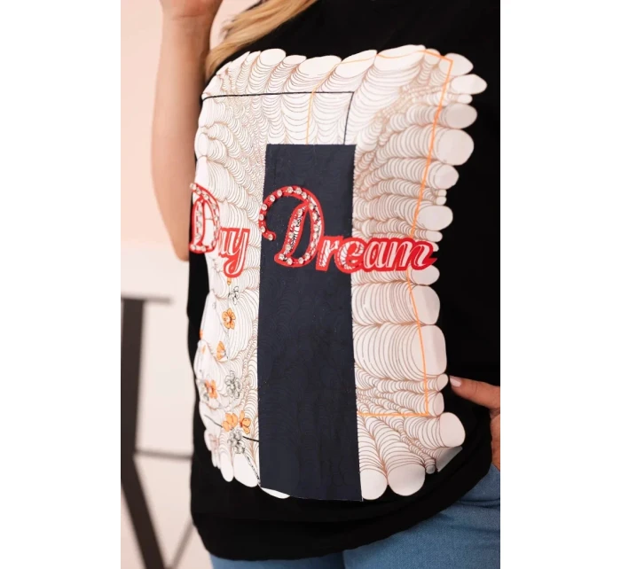 Dámská bavlněná halenka Plus Size s potiskem „Day Dream“ černá + tmavě modrá Dámská bavlněná halenka Plus Size s potiskem „Day Dream“ černá + tmavě modrá