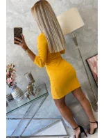 Přiléhavé šaty s oranžovým neonovým výstřihem