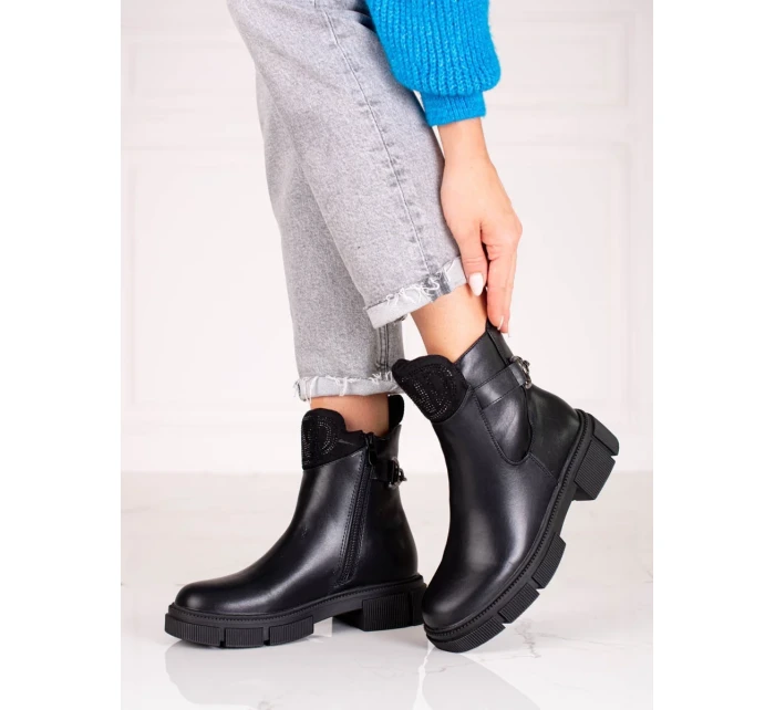 Krásné černé dámské  kotníčkové boty na plochém podpatku