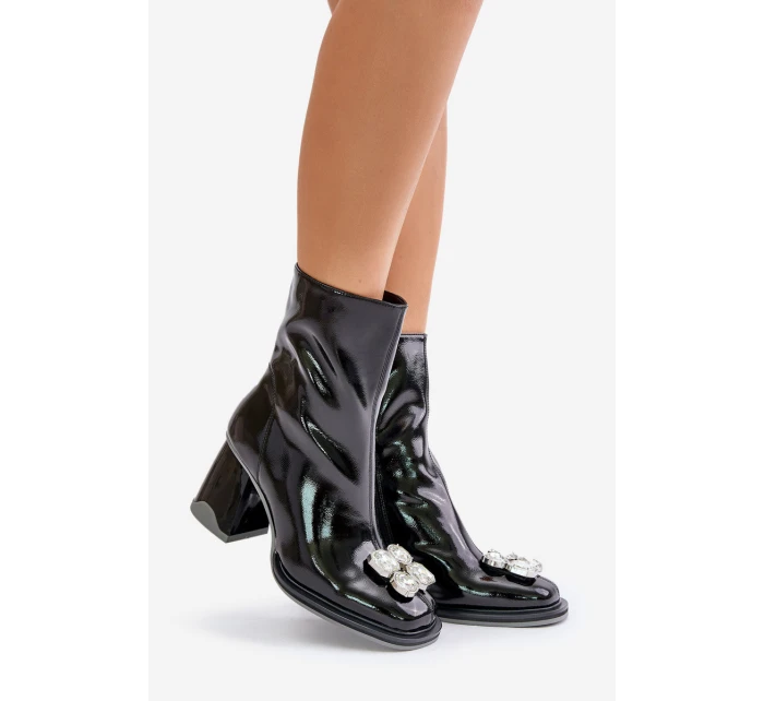 Lesklé dámské boty na podpatku s ozdobou MR880-019 černé D&A