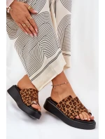 Dámské sandály na platformě a nízkém klínku s ozdobným detailem imitace leopardí kůže hnědé Saqesse